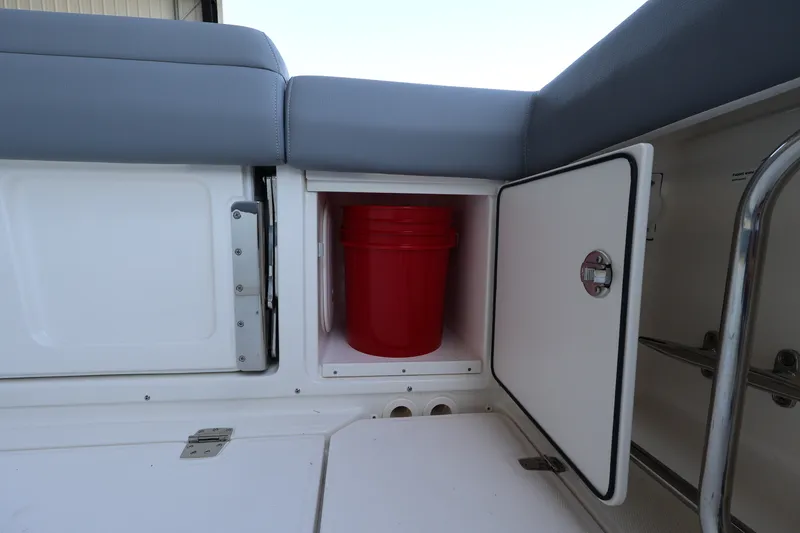 Slide: The Image of Boston Whaler 330 Outrage 2026 - 41