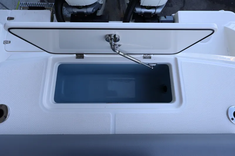 Slide: The Image of Boston Whaler 330 Outrage 2026 - 44