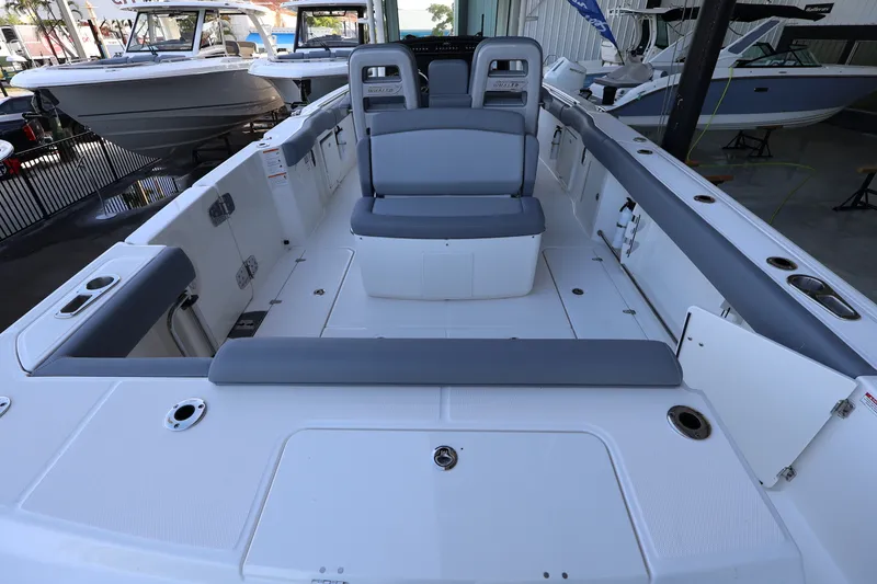 Slide: The Image of Boston Whaler 330 Outrage 2026 - 6