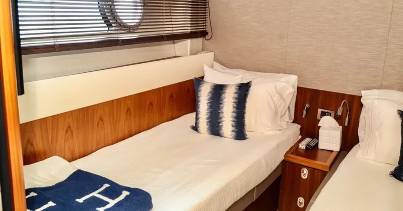 Slide: The Image of Sunseeker Manhattan 65 2016 - 3