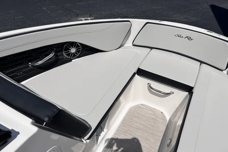 Slide: The Image of Sea Ray SPX 190 2025 - 11