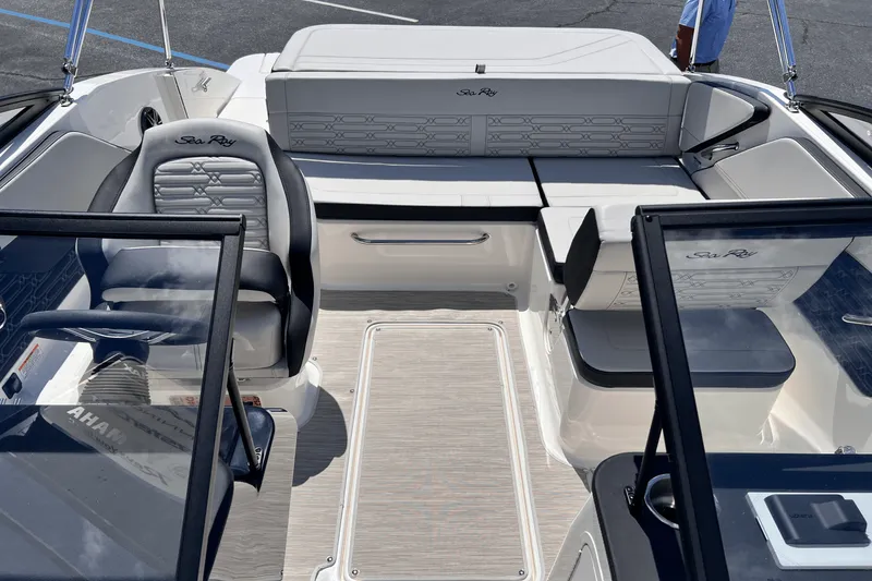 Slide: The Image of Sea Ray SPX 190 2025 - 12