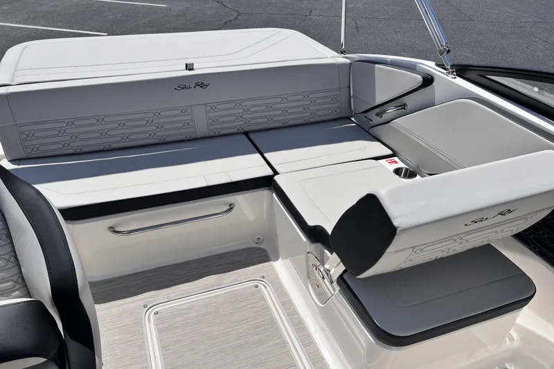 Slide: The Image of Sea Ray SPX 190 2025 - 13