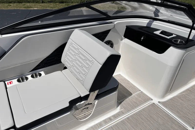 Slide: The Image of Sea Ray SPX 190 2025 - 14