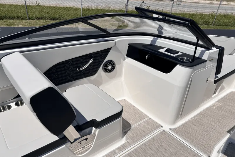 Slide: The Image of Sea Ray SPX 190 2025 - 15