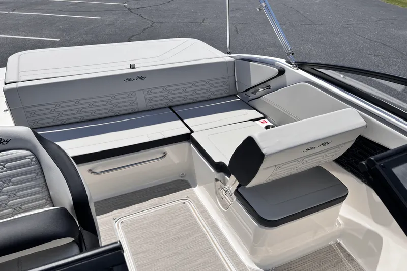 Slide: The Image of Sea Ray SPX 190 2025 - 16