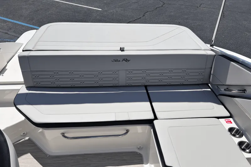 Slide: The Image of Sea Ray SPX 190 2025 - 17