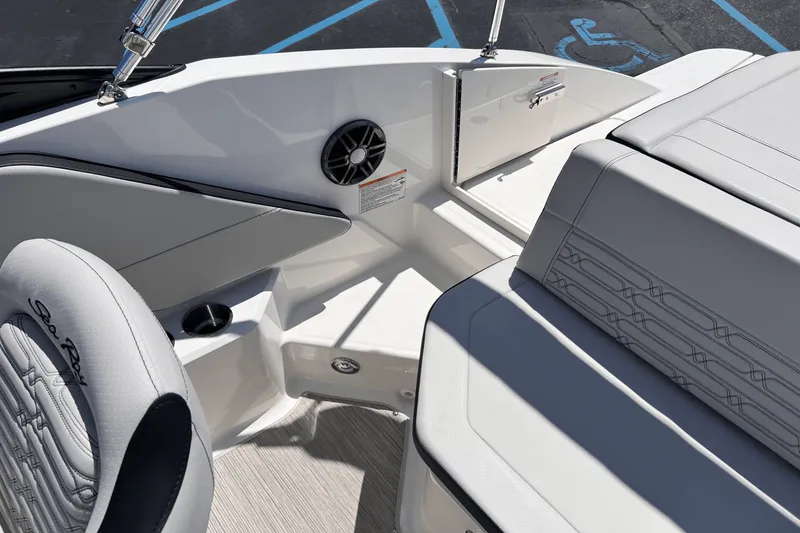 Slide: The Image of Sea Ray SPX 190 2025 - 18