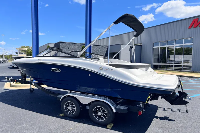 Slide: The Image of Sea Ray SPX 190 2025 - 2