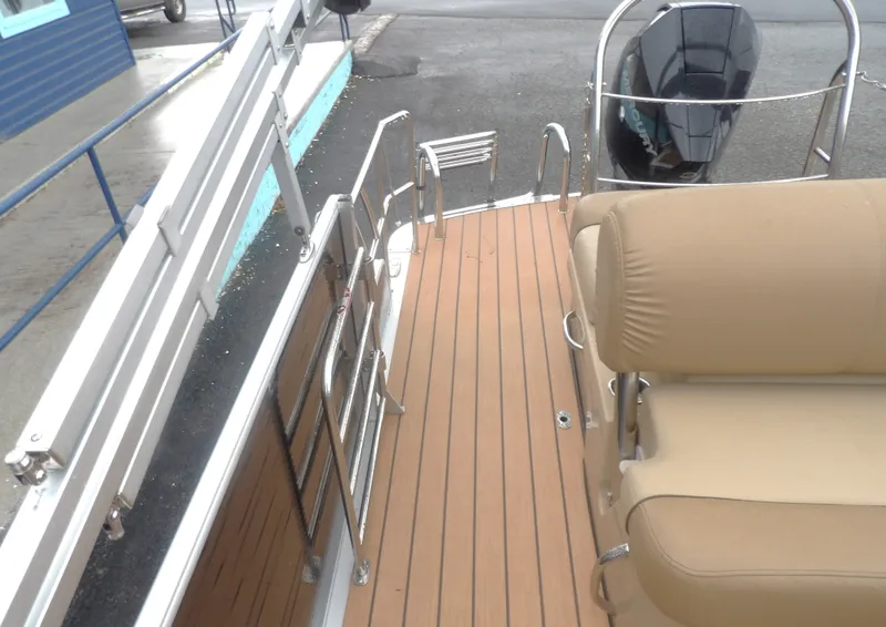 Slide: The Image of Harris Grand Mariner 250 2019 - 13