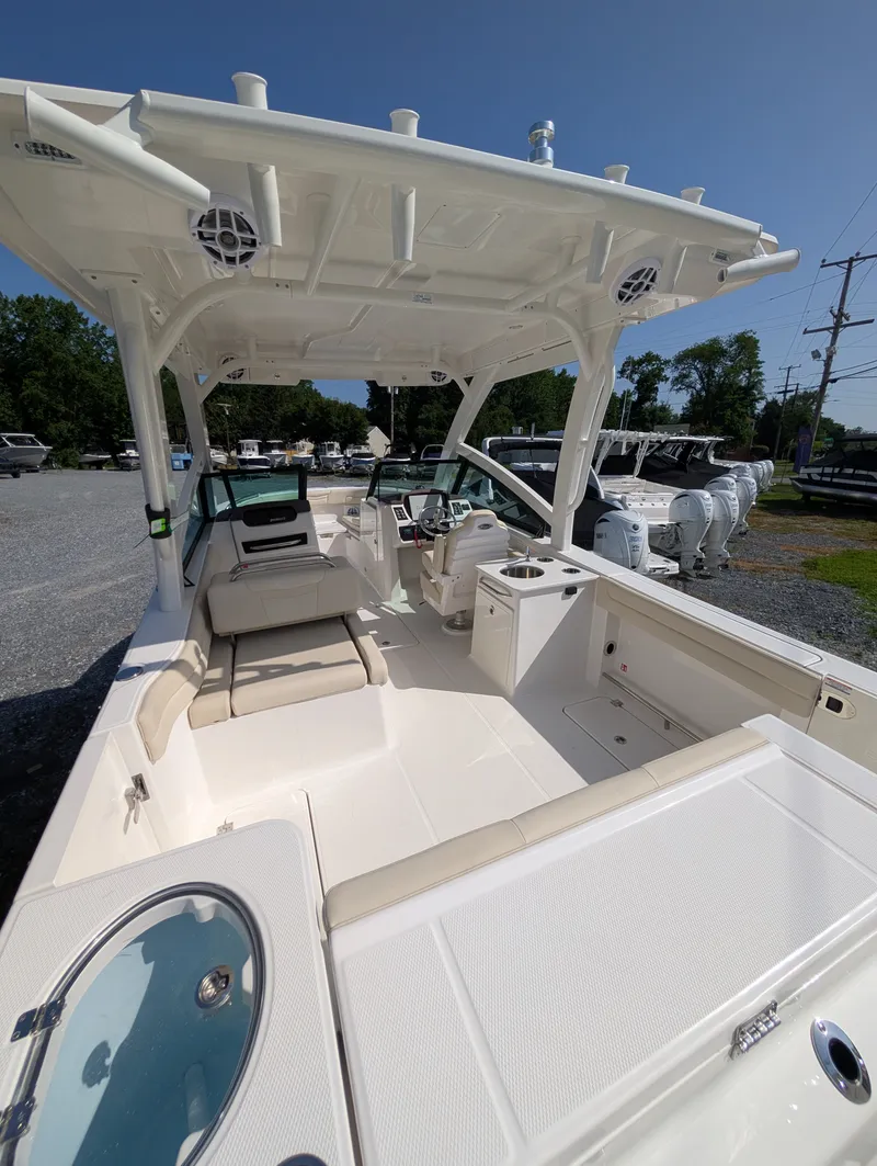 Slide: The Image of Robalo R257 2026 - 5