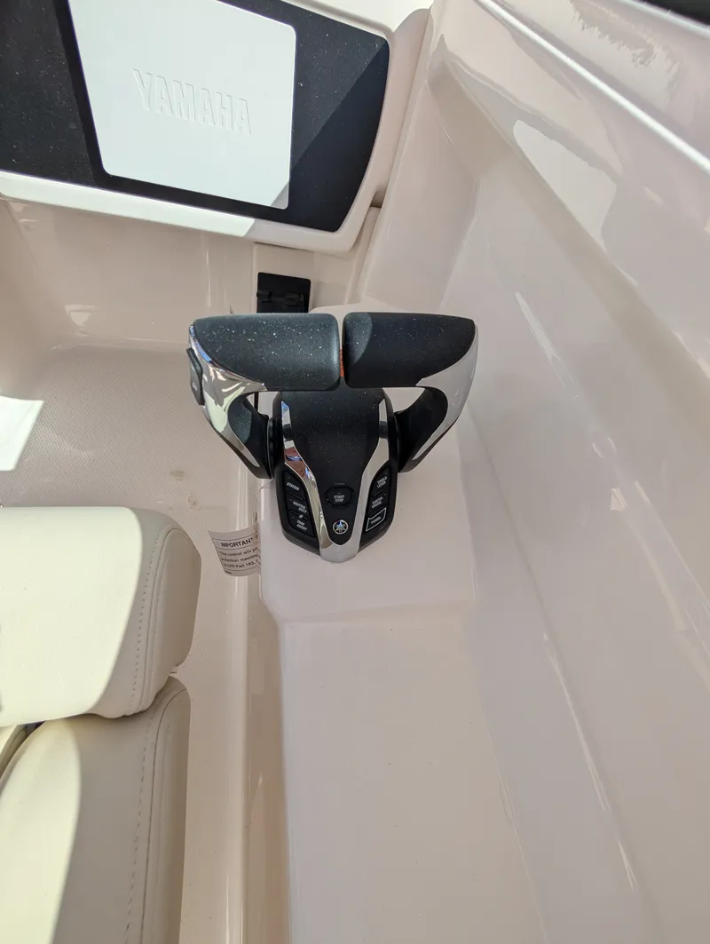 Slide: The Image of Robalo R257 2026 - 18