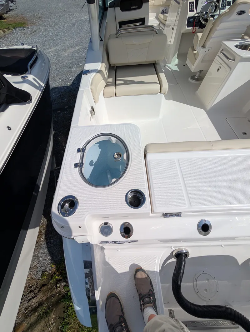 Slide: The Image of Robalo R257 2026 - 4