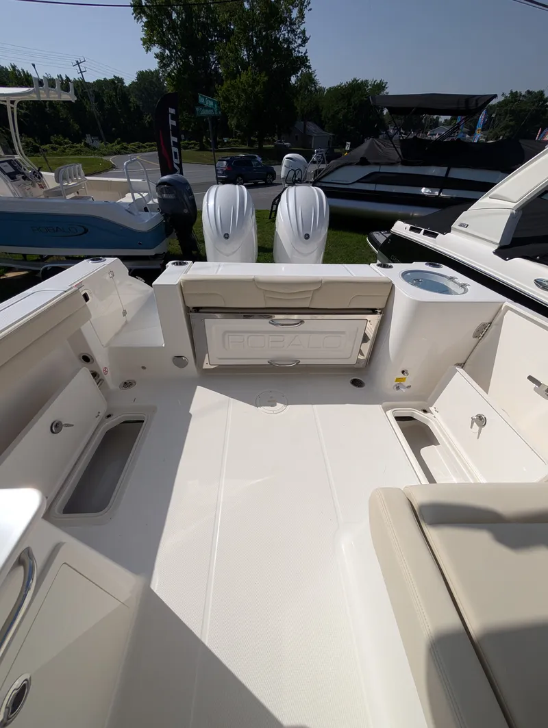 Slide: The Image of Robalo R257 2026 - 12