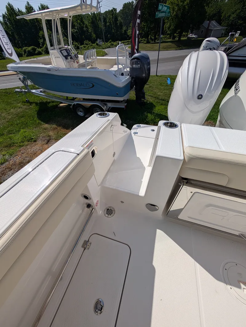 Slide: The Image of Robalo R257 2026 - 40