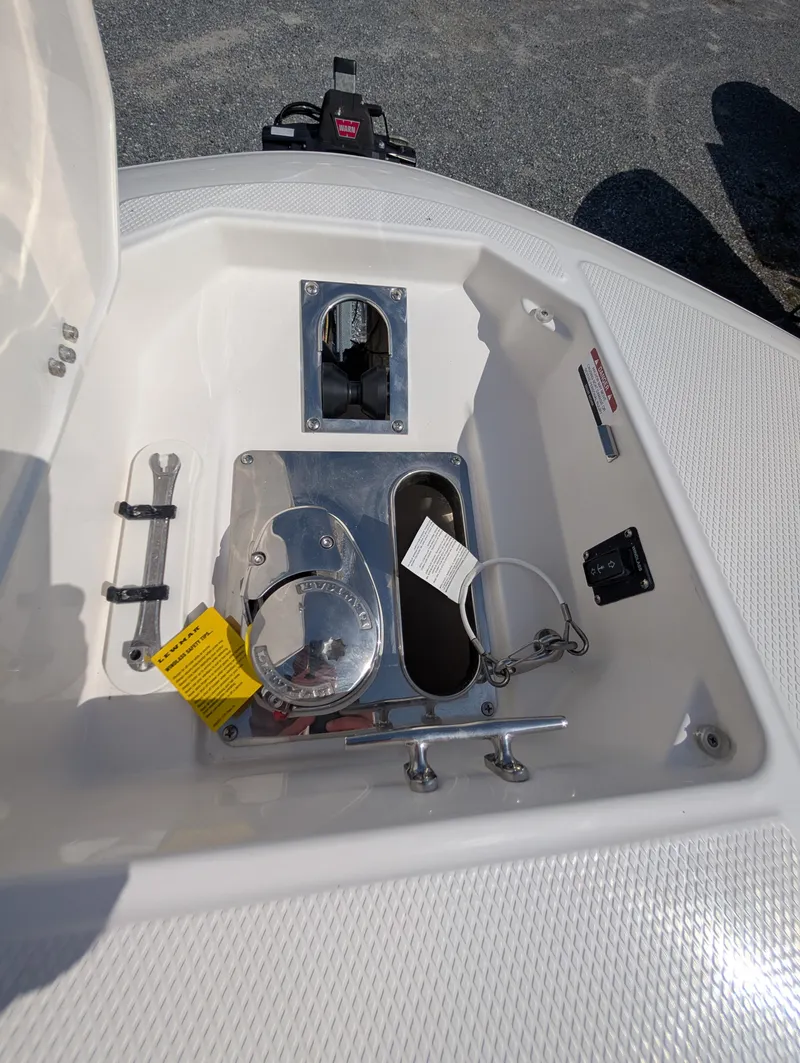 Slide: The Image of Robalo R257 2026 - 35