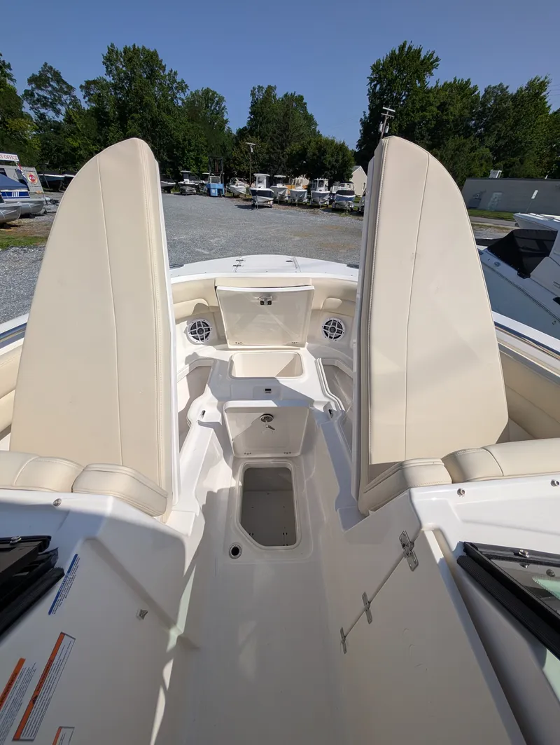 Slide: The Image of Robalo R257 2026 - 33