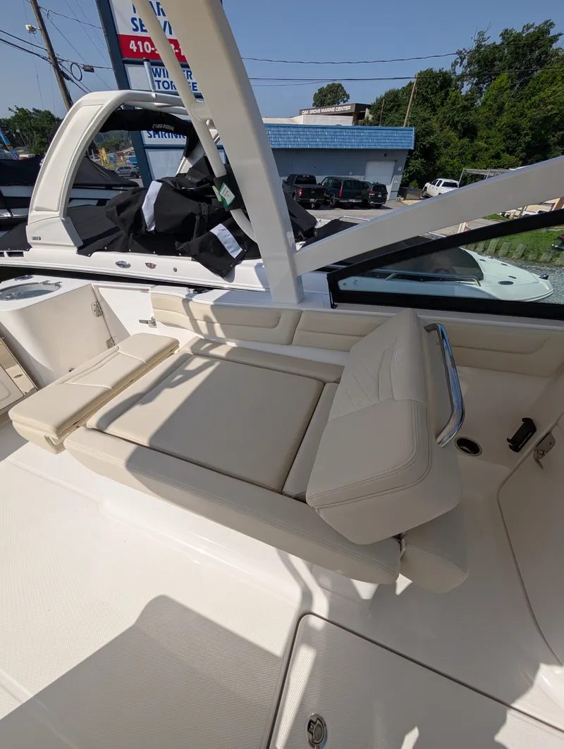 Slide: The Image of Robalo R257 2026 - 15