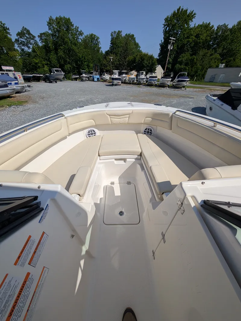 Slide: The Image of Robalo R257 2026 - 30