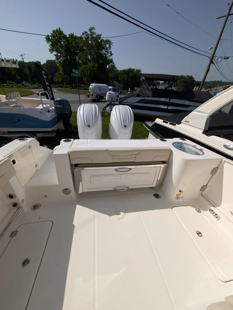 Slide: The Image of Robalo R257 2026 - 7