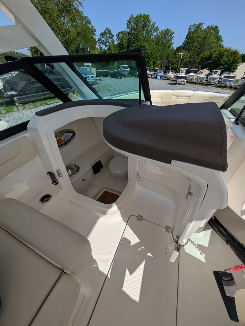 Slide: The Image of Robalo R257 2026 - 23