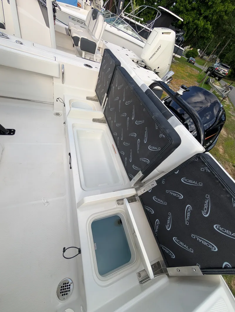 Slide: The Image of Robalo R232 EX 2026 - 14