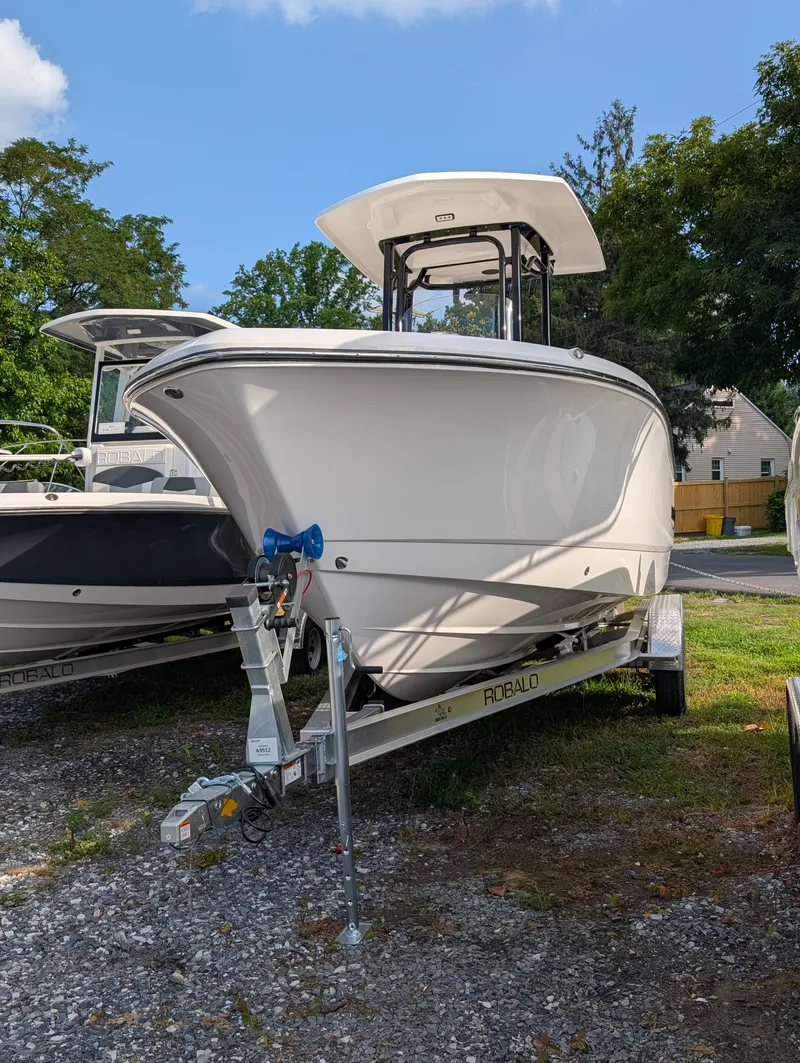 The Image of Robalo R232 EX 2026 - 0