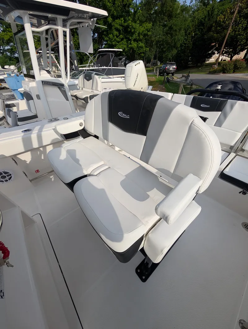 Slide: The Image of Robalo R232 EX 2026 - 12