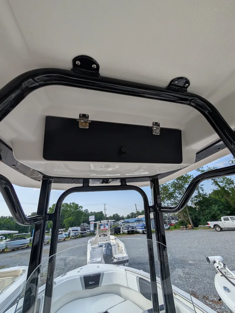 Slide: The Image of Robalo R232 EX 2026 - 18