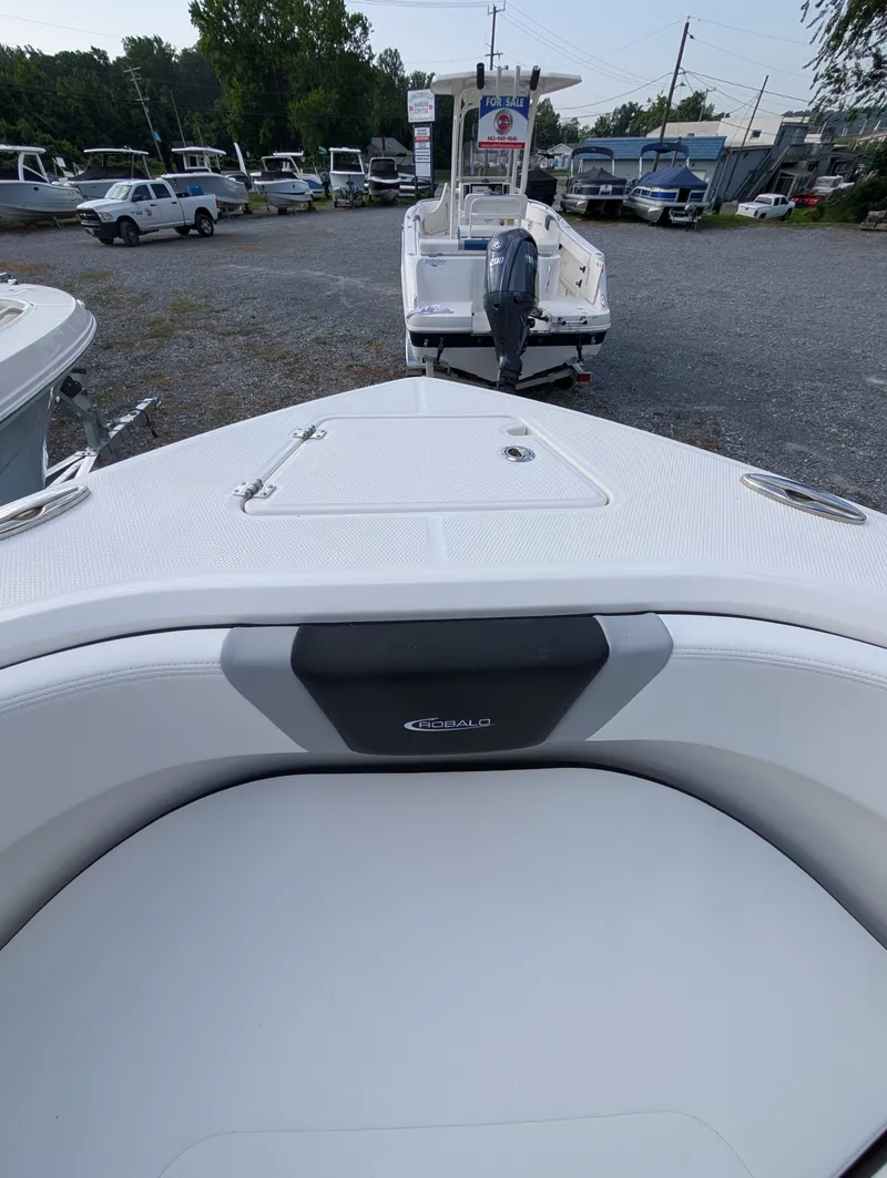 Slide: The Image of Robalo R232 EX 2026 - 23