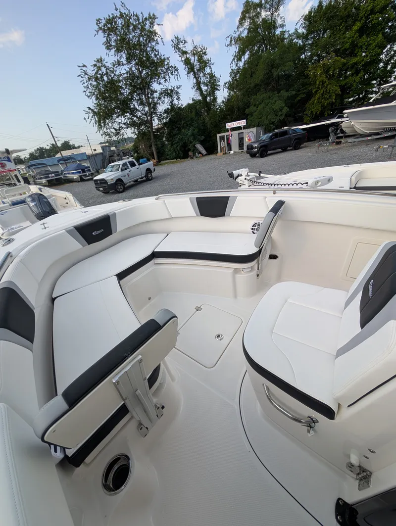 Slide: The Image of Robalo R232 EX 2026 - 21