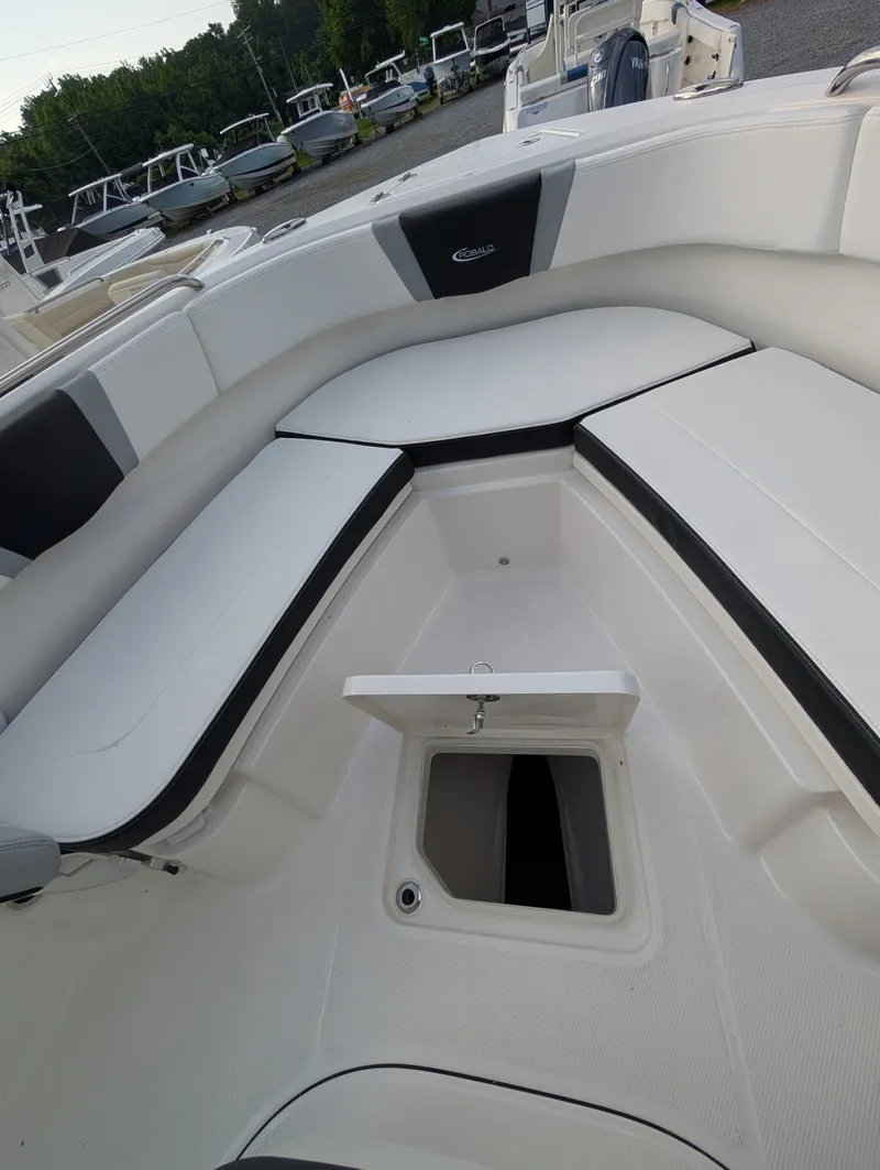 Slide: The Image of Robalo R232 EX 2026 - 25