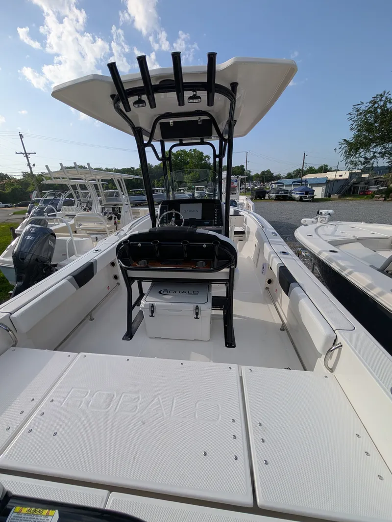 Slide: The Image of Robalo R232 EX 2026 - 4