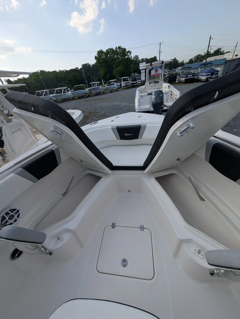 Slide: The Image of Robalo R232 EX 2026 - 24