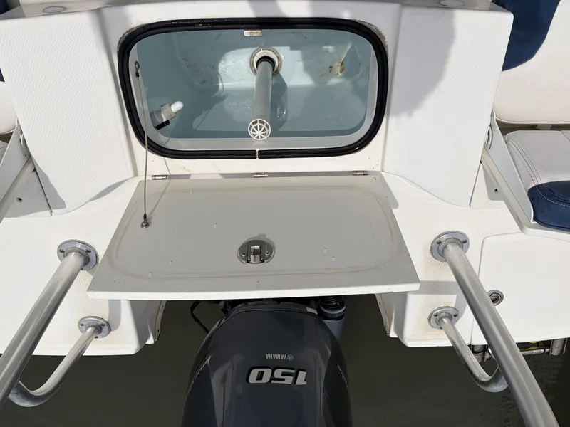 Slide: The Image of Robalo R200 2021 - 10