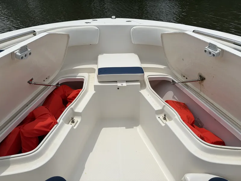 Slide: The Image of Robalo R200 2021 - 15