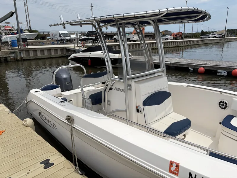 Slide: The Image of Robalo R200 2021 - 2