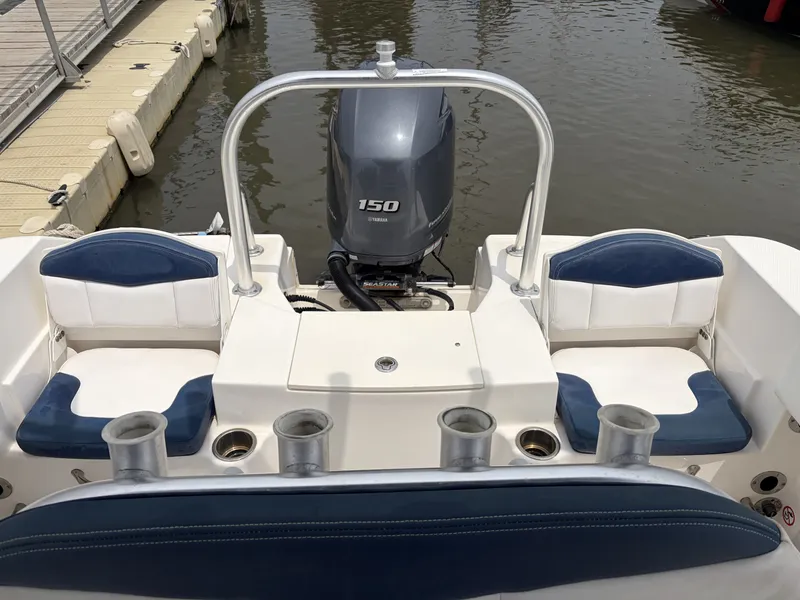 Slide: The Image of Robalo R200 2021 - 8