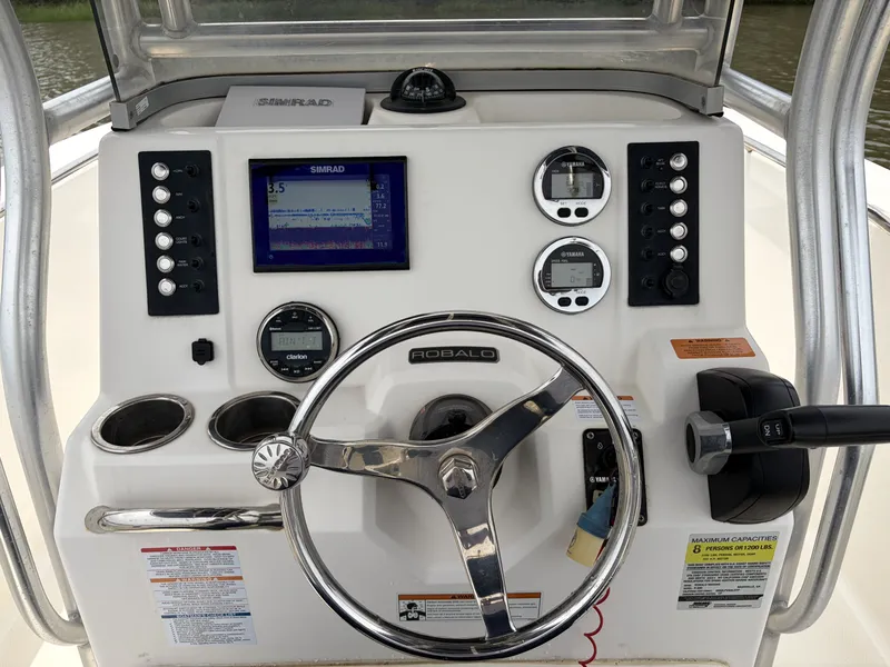 Slide: The Image of Robalo R200 2021 - 6