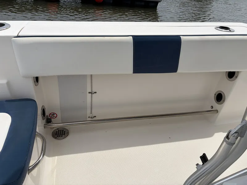 Slide: The Image of Robalo R200 2021 - 14
