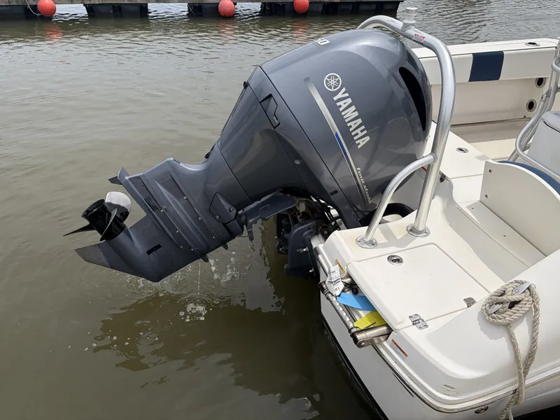 Slide: The Image of Robalo R200 2021 - 11