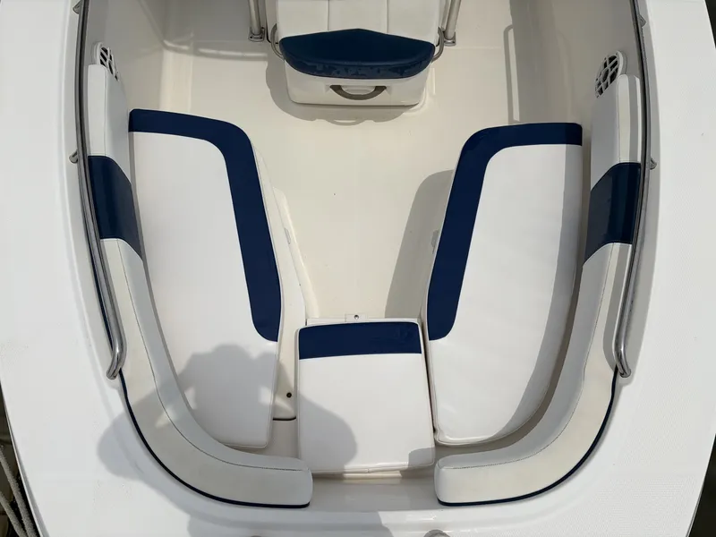 Slide: The Image of Robalo R200 2021 - 3