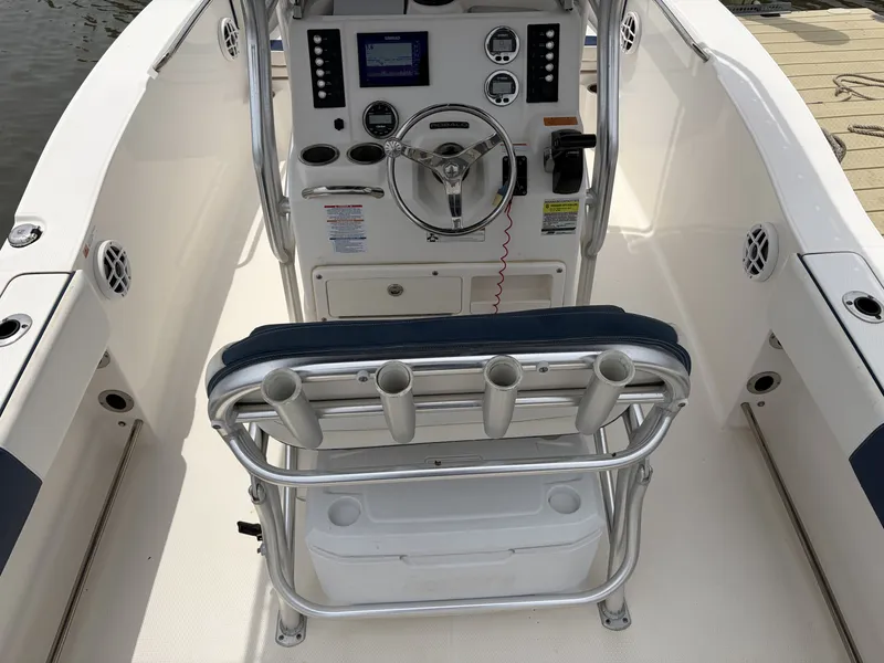 Slide: The Image of Robalo R200 2021 - 9