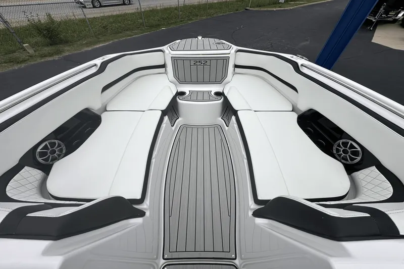 Slide: The Image of Yamaha 252S 2025 - 4