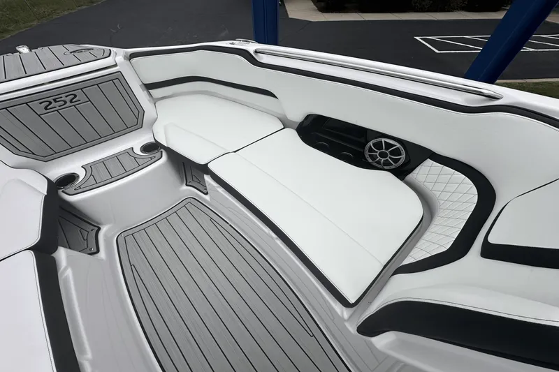 Slide: The Image of Yamaha 252S 2025 - 6