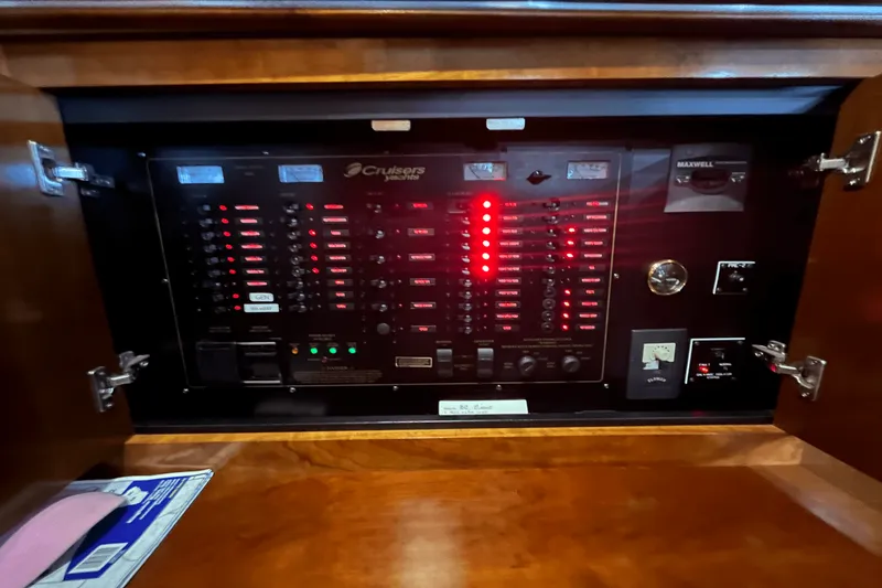 Slide: The Image of Cruisers Yachts 415 EXPRESS MOTOR YACHT 2006 - 38