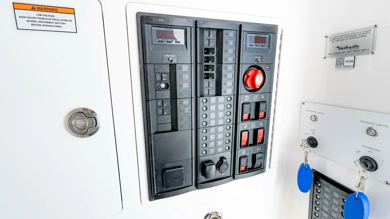 Slide: The Image of Valhalla Boatworks V33 Center Console 2025 - 4741765