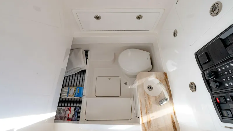 Slide: The Image of Valhalla Boatworks V33 Center Console 2025 - 4741766