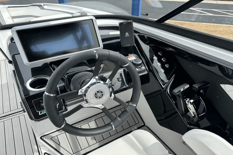 Slide: The Image of Yamaha 252SE 2025 - 14