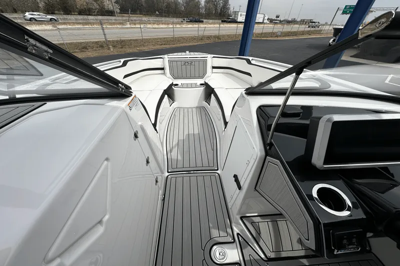 Slide: The Image of Yamaha 252SE 2025 - 18